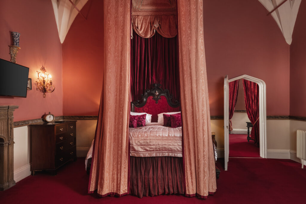 BedroomKingJamesSuite_4