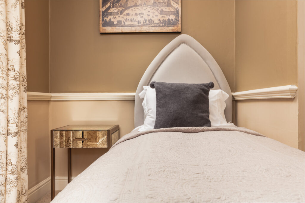 BedroomCourtyardSingle_3